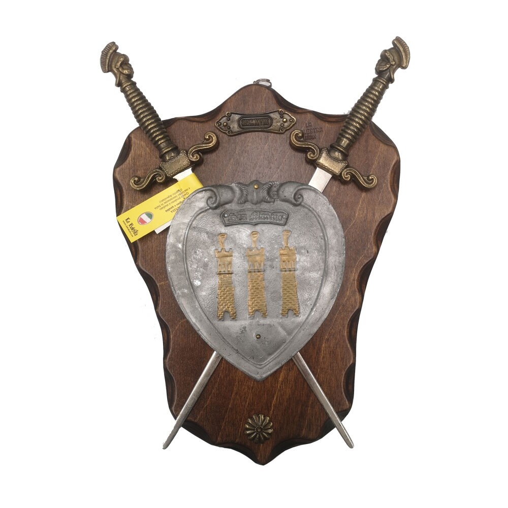 Trofeo medievale con spadini e stemma 